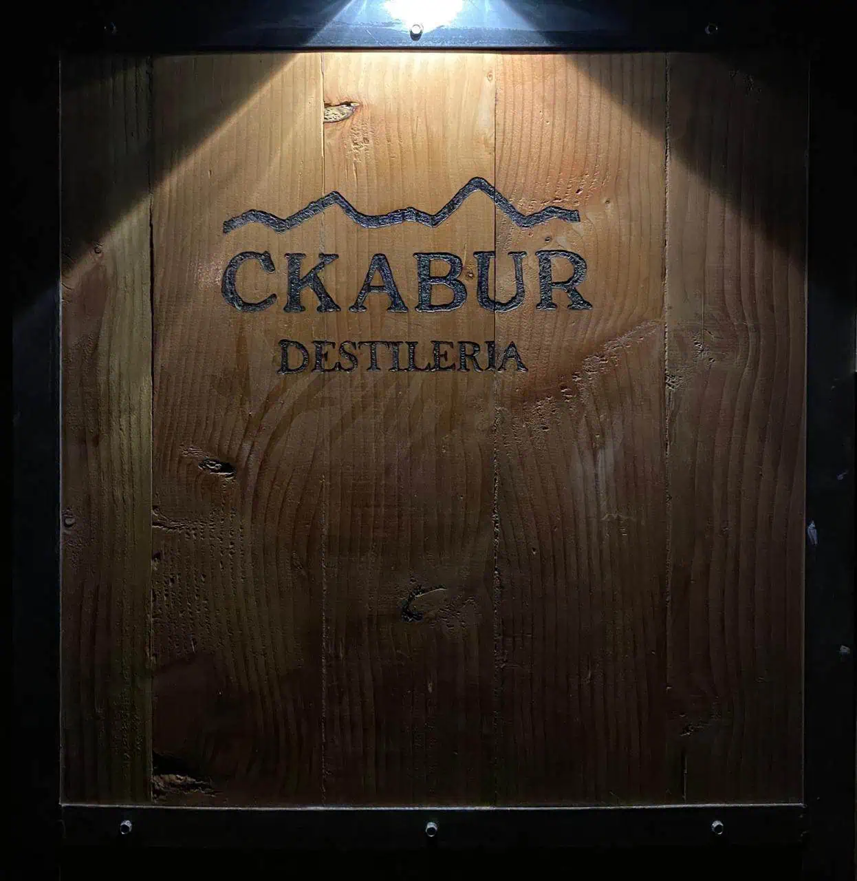 Puerta madera destileria gin Ckabur